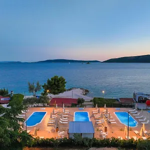 apartments-medena.hotels-in-trogir.com/